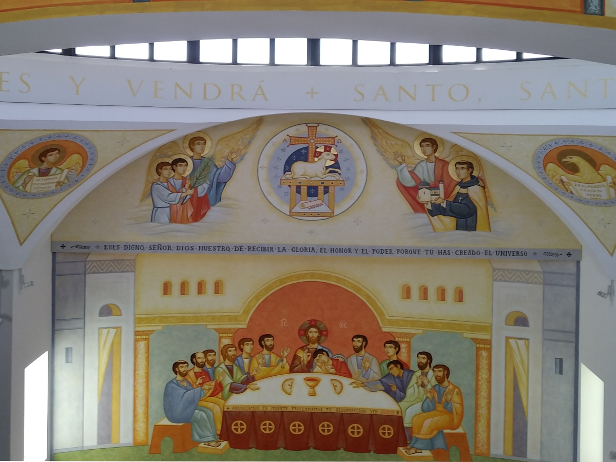 Vista general del templo de Santo Tomás de Villanueva con la decoración pictórica del Padre Ioan Gotia